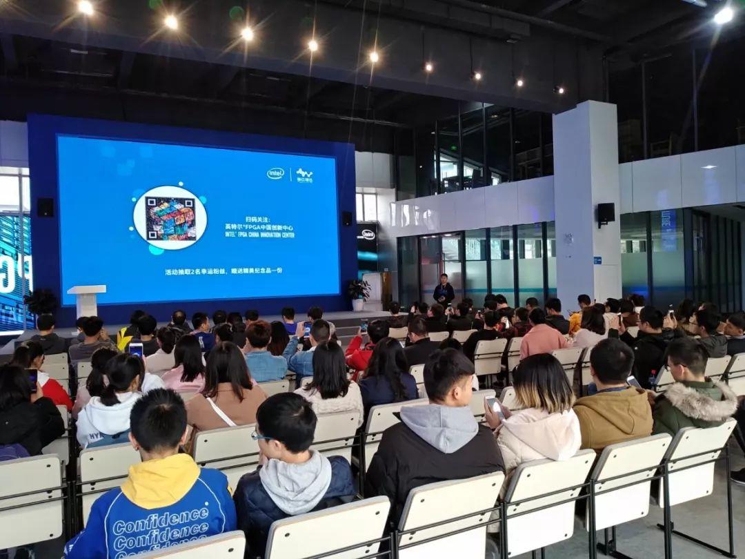 重庆医科大学师生参观英特尔®FPGA中国创新中心