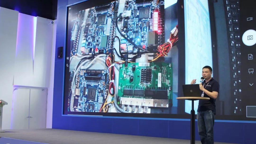 资深工程师万毅现场展示智能硬件的实际应用与操作流程