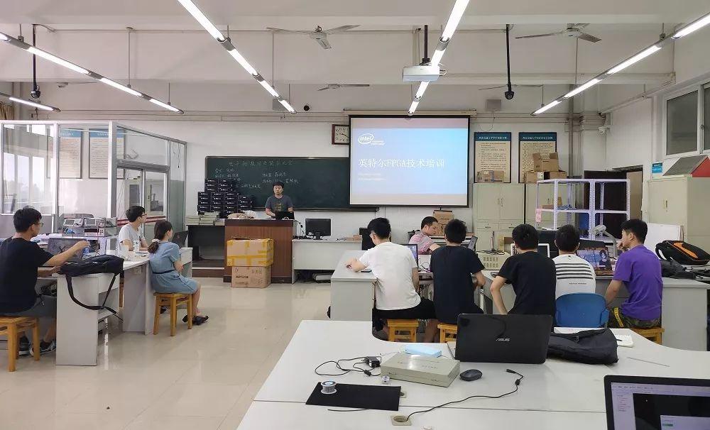 创新中心的FPGA应用工程师张家龙正在为同学培训